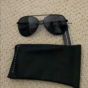 Quay black sunglasses 🕶